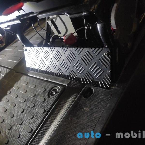 Krytí podstavce sedadla